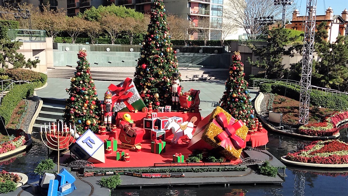 The Best Free Places to See Christmas Lights in Los Angeles Roads and