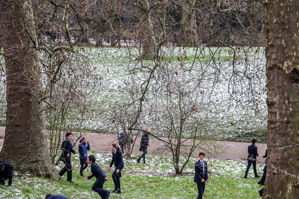 Kids playing at Hyde Park, freezing London - Roads and Destinations, roadsanddestinations.com