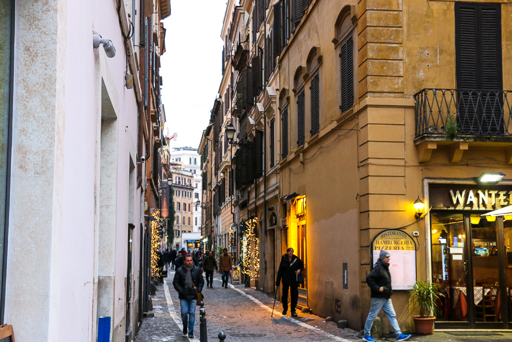 Walking in Rome, roadsanddestinations.com