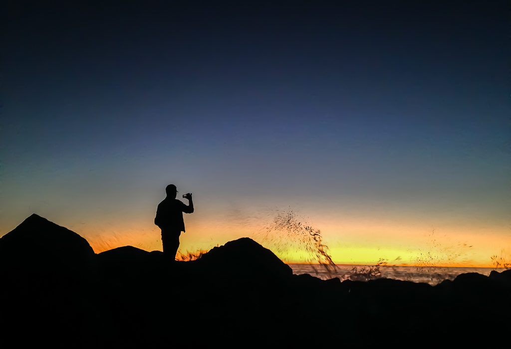 How to take photos as a solo introvert traveler. Sunset watching in Venice Beach, roadsanddestinations.com