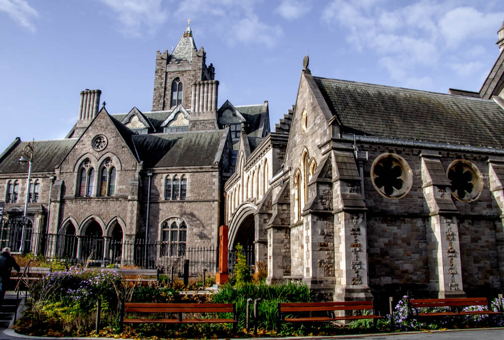 Dublin Travel Guide. From Top Attractions to Places to Eat and Stay, Roads and Destinations