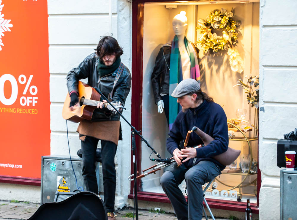 Street performers in Galway, www.roadsanddestinationscom