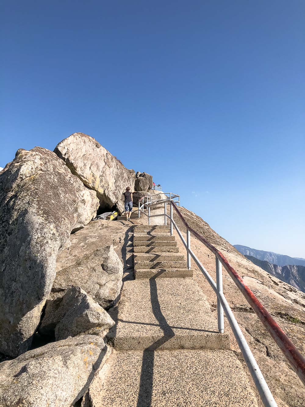 Hiking Moro Rock - Roads and Destinations_roadsanddestinations.com