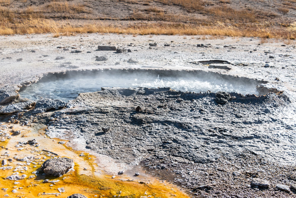 Visit Upper Geyser Basin - Roads and Destinations