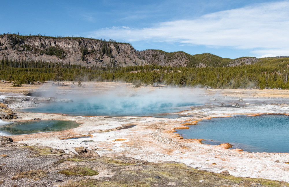 Visit Upper Geyser Basin - Roads and Destinations