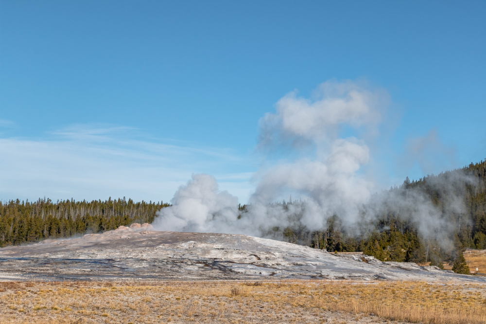 Visit Upper Geyser Basin - Roads and Destinations