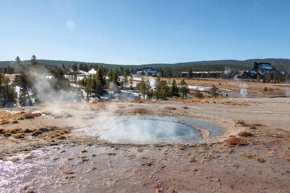 Visit Upper Geyser Basin - Roads and Destinations