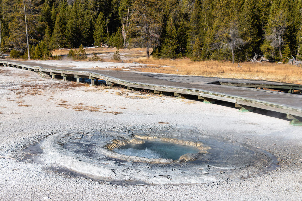 Visit Upper Geyser Basin - Roads and Destinations