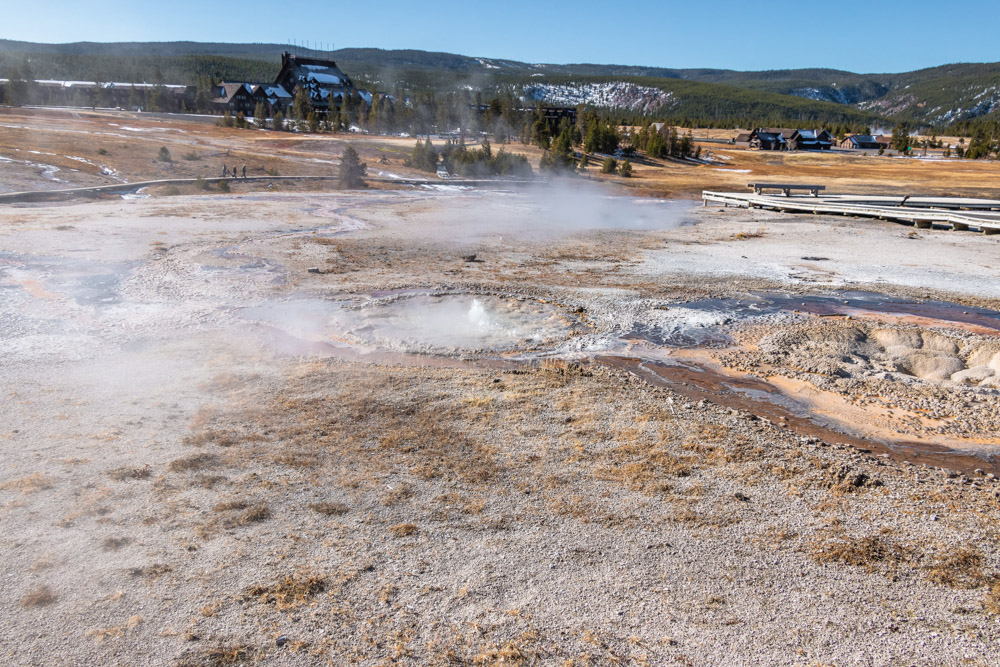 Visit Upper Geyser Basin - Roads and Destinations