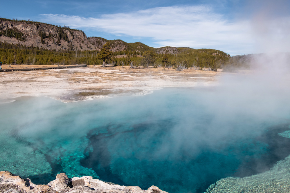 Visit Upper Geyser Basin - Roads and Destinations