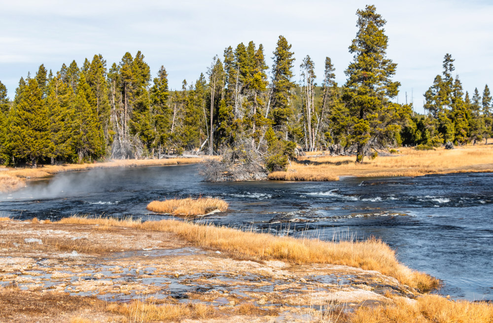 Visit Upper Geyser Basin - Roads and Destinations