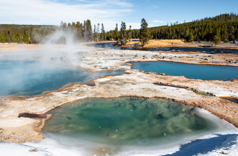 Visit Upper Geyser Basin - Roads and Destinations