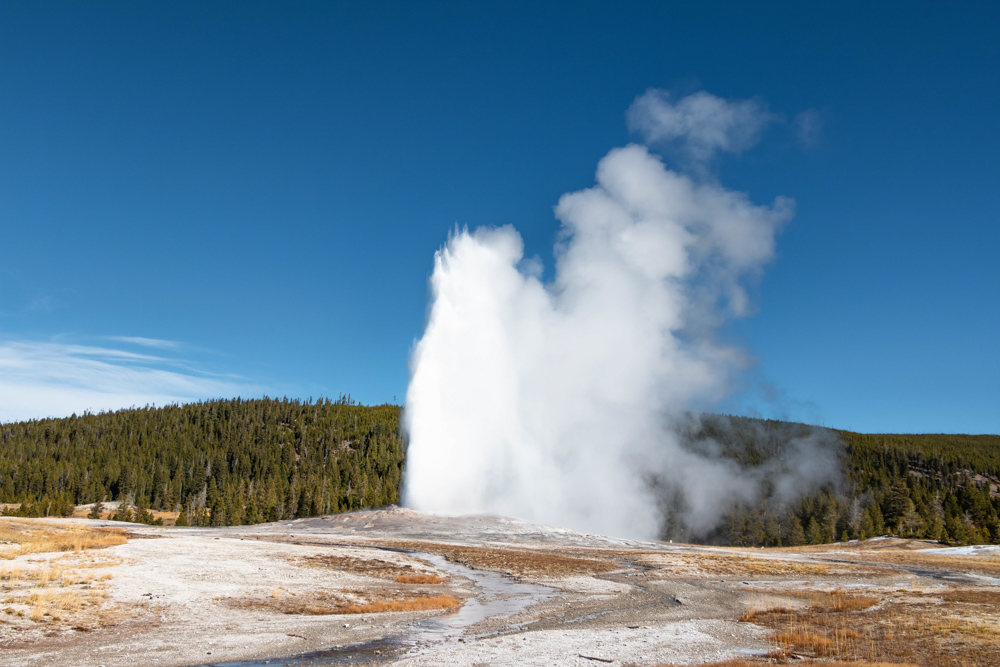 Visit Upper Geyser Basin - Roads and Destinations