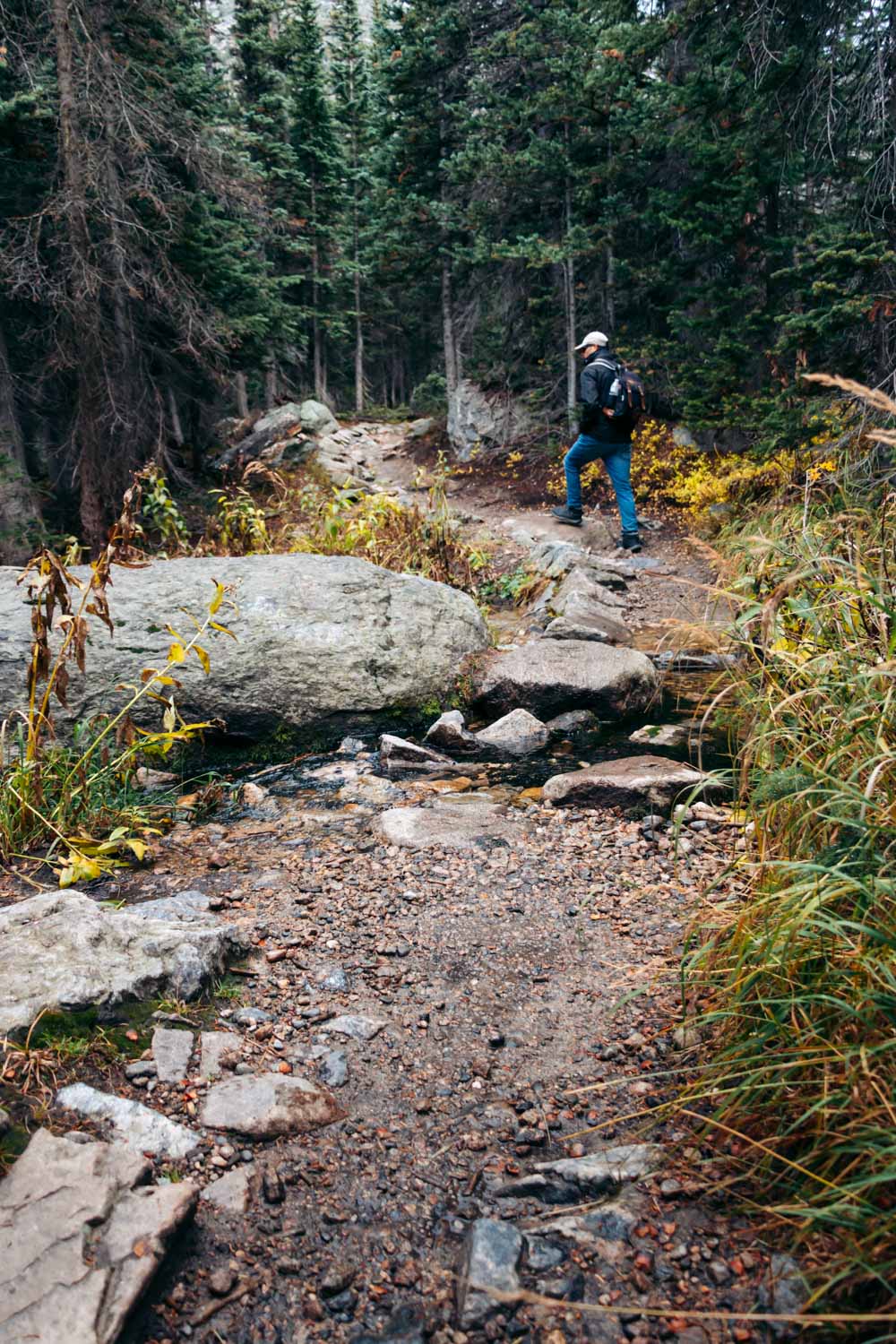 Lake Haiyaha Hike - Roads and Destinations