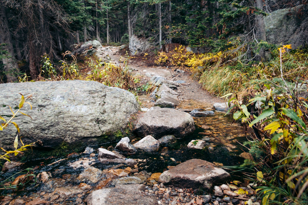 Lake Haiyaha Hike - Roads and Destinations