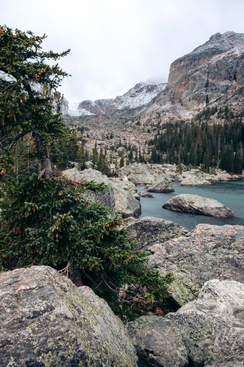 Lake Haiyaha Hike - Roads and Destinations