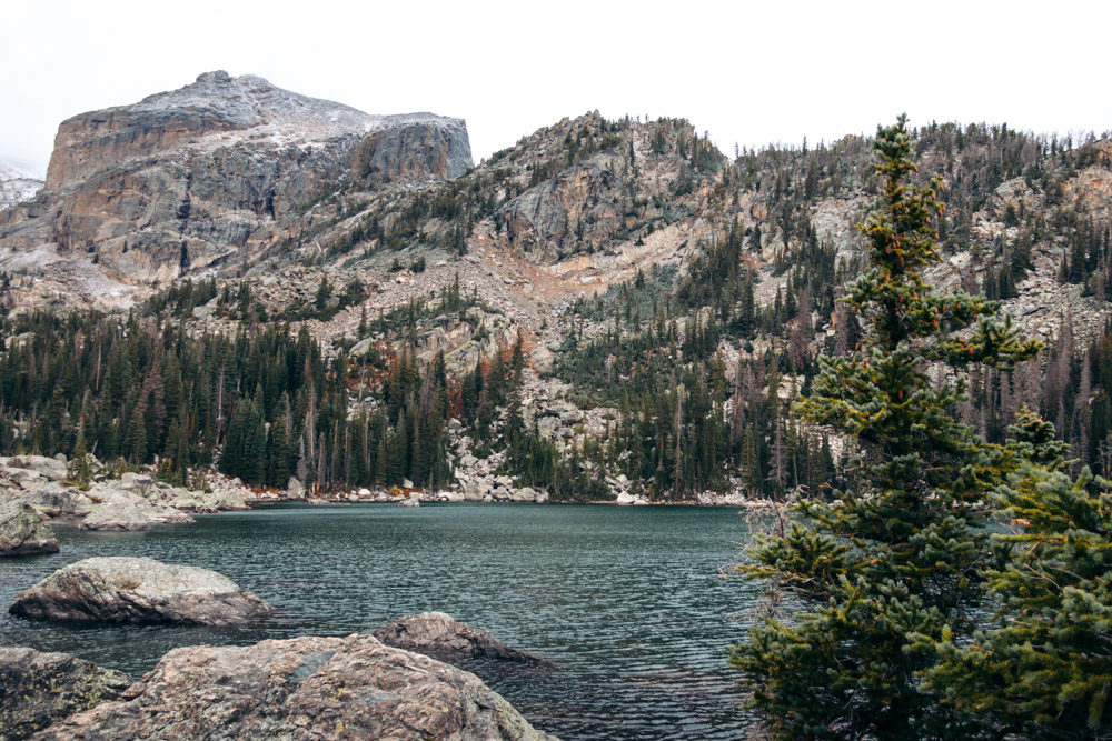 Lake Haiyaha Hike - Roads and Destinations