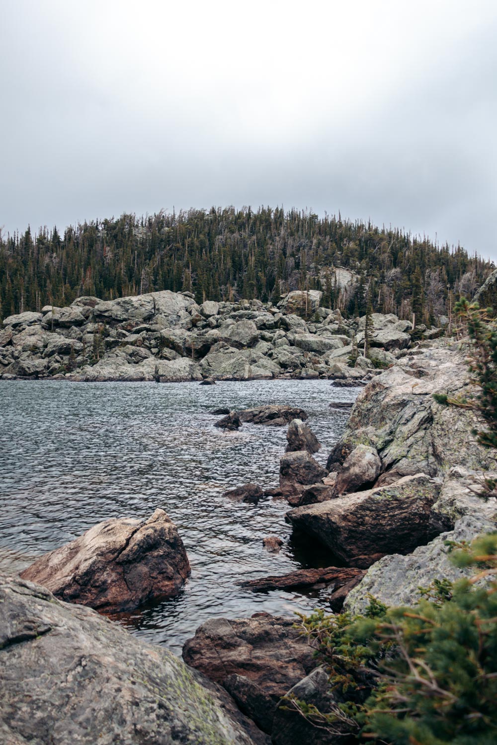 Lake Haiyaha Hike - Roads and Destinations