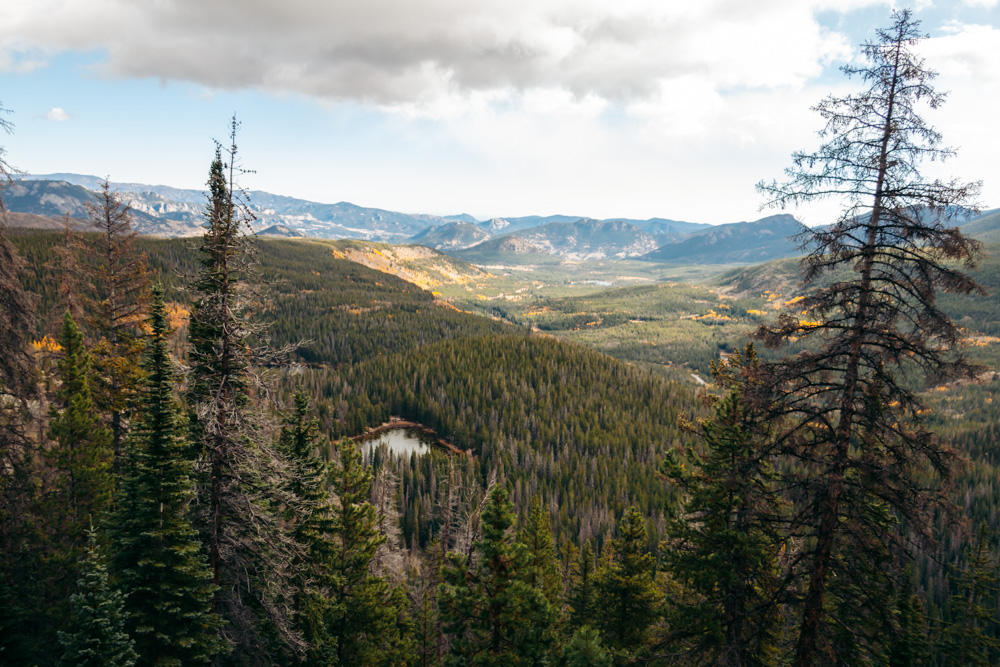 Lake Haiyaha Hike - Roads and Destinations