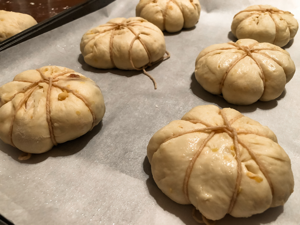 Vegan pumpkin rolls - Roads and Destinations