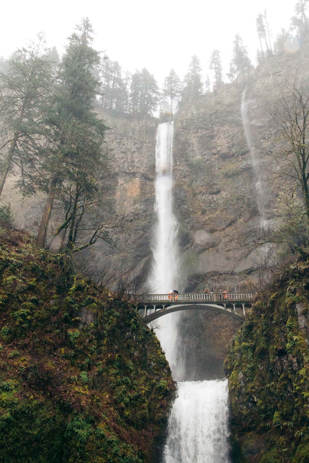 The best waterfalls in Columbia River Gorge - Oregon bucket list - Roads and Destinations