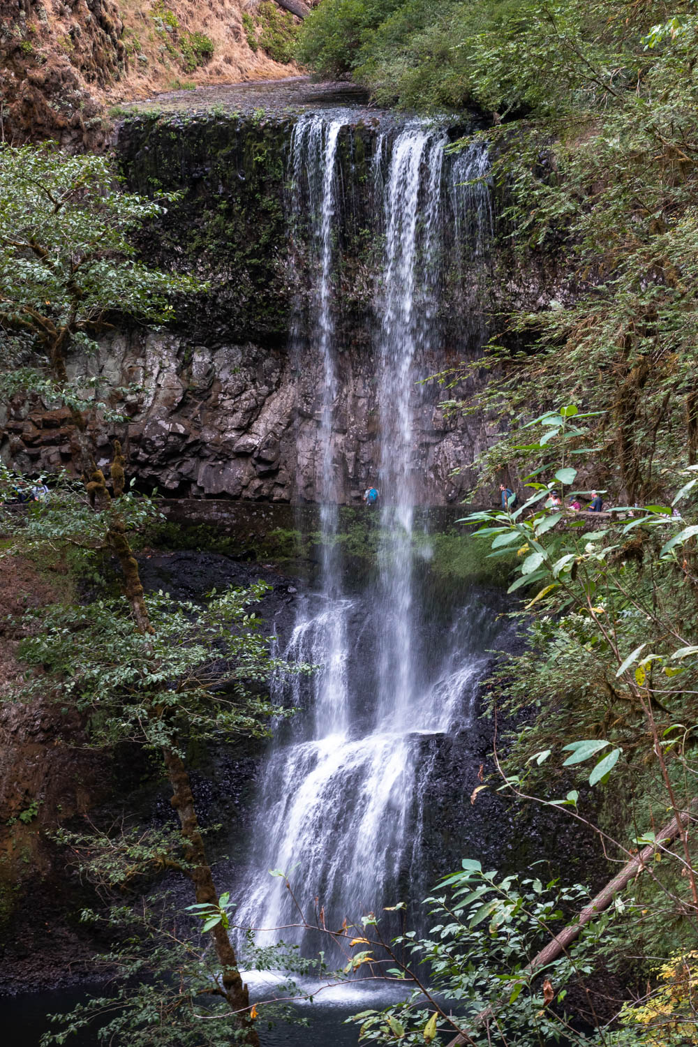 Waterfall hike in Oregon - Roads and Destinations