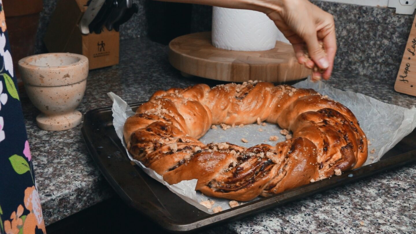 Cinnamon-walnut babka wreath - Roads and Destinations