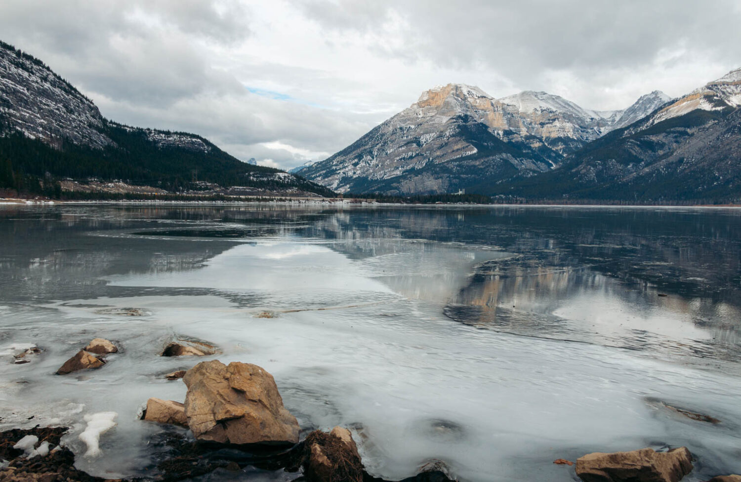 Banff National Park in November-early winter - Roads and Destinations