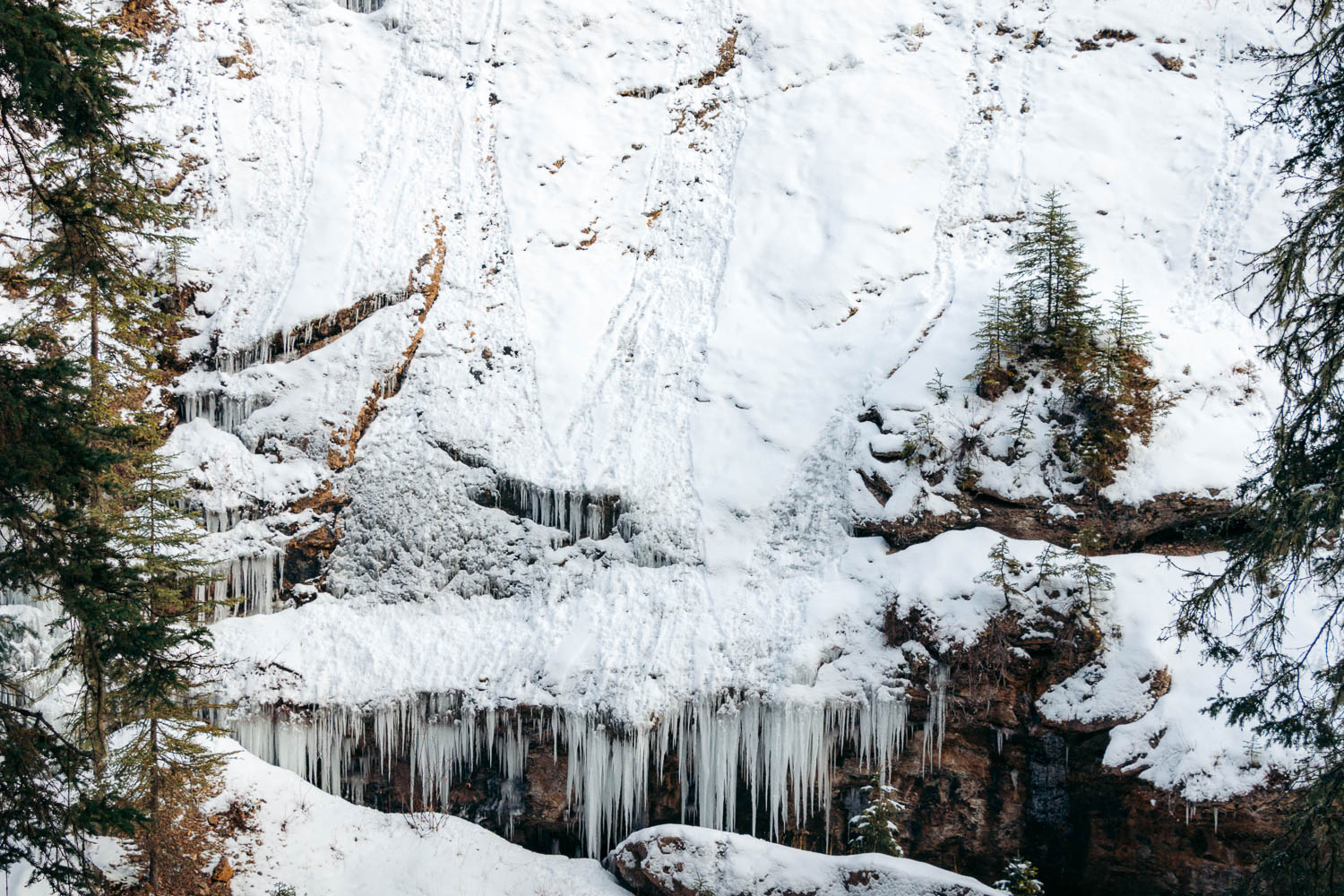 Banff National Park in November-early winter - Roads and Destinations